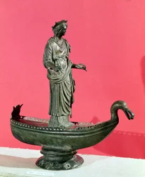 Figur der Göttin Sequana, aus den Schätzen der Quelle der Seine, 2.-3. Jahrhundert (Bronze)